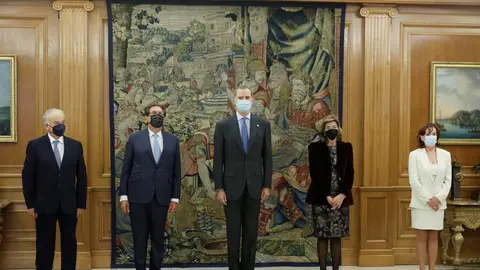 Rey Felipe posa junto a los nuevos magistrados del Tribunal Constitucional Rey Felipe posa junto a los nuevos magistrados del Tribunal Constitucional
