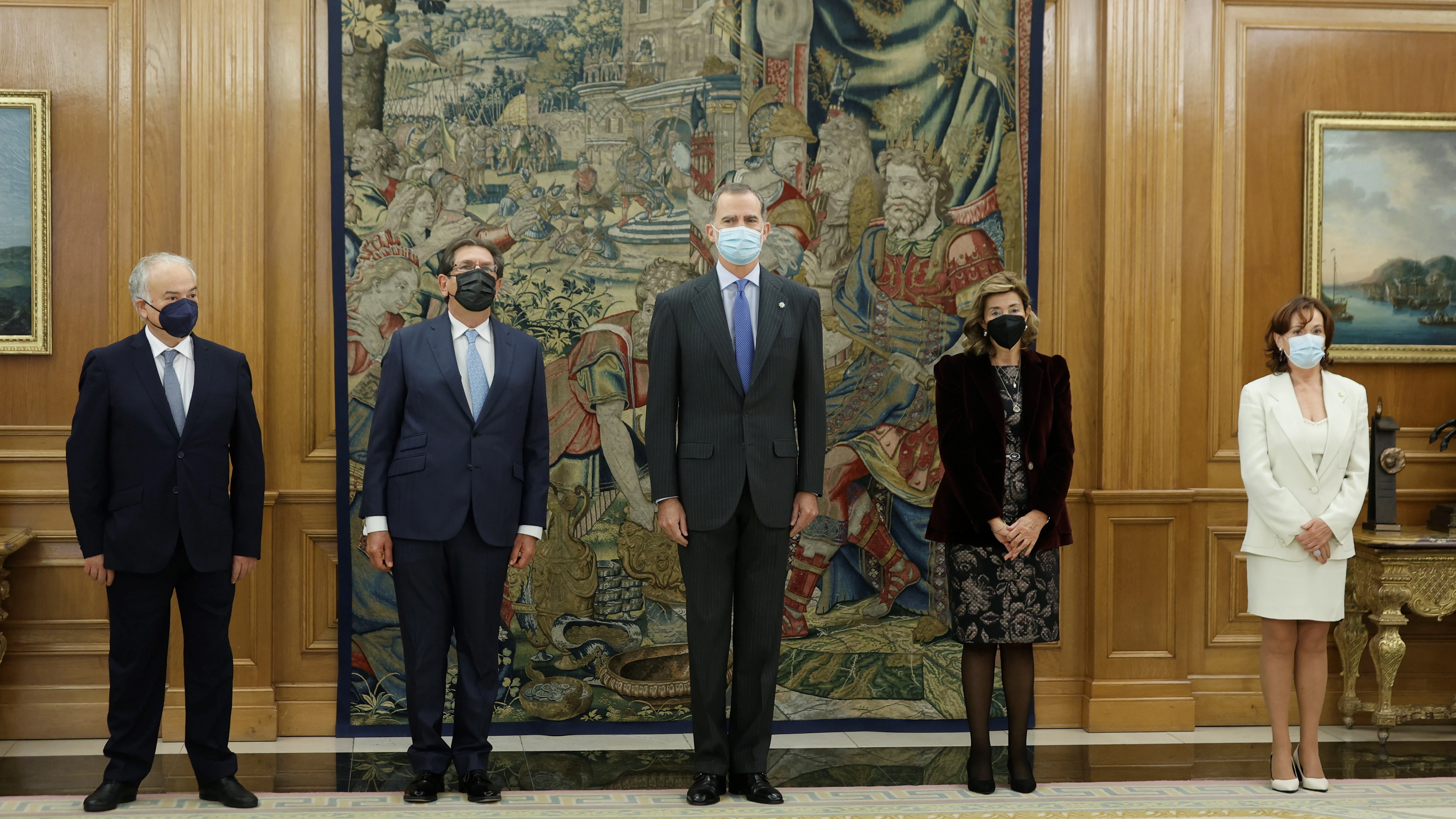 Rey Felipe posa junto a los nuevos magistrados del Tribunal Constitucional Rey Felipe posa junto a los nuevos magistrados del Tribunal Constitucional