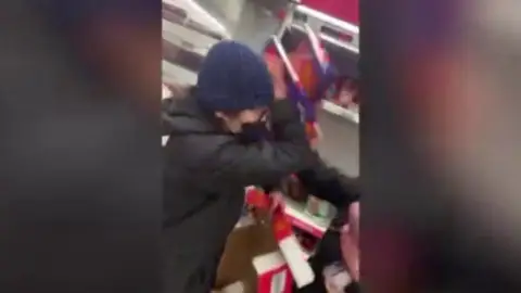 El vídeo viral que evidencia la crisis de desabastecimiento en Reino Unido El vídeo viral que evidencia la crisis de desabastecimiento en Reino Unido