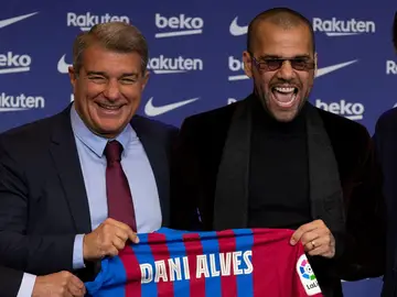Dani Alves y Joan Laporta Dani Alves y Joan Laporta