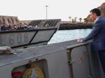 El presidente del Gobierno, Pedro Sánchez (d), visita este viernes a bordo de una barcaza de la Armada la zona costera afectada por las coladas del volcán de Cumbre Vieja, en la isla de La Palma