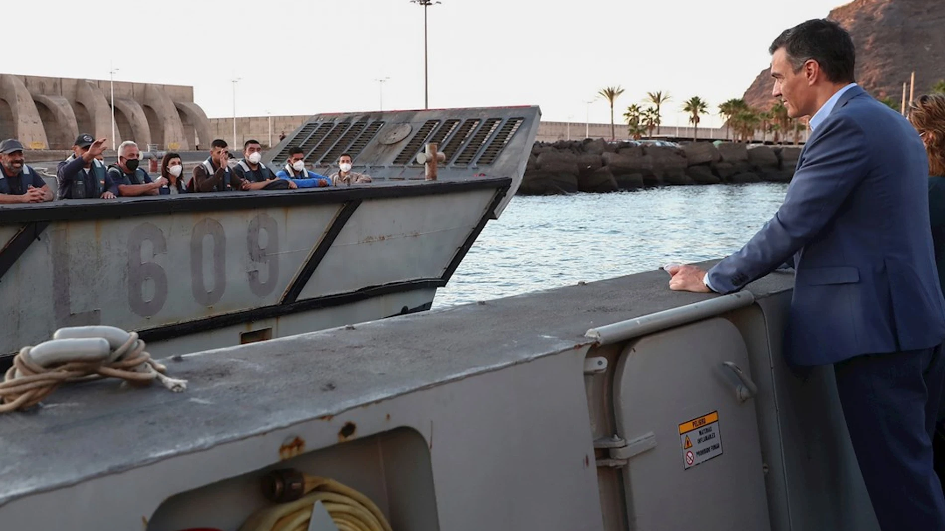 El presidente del Gobierno, Pedro Sánchez (d), visita este viernes a bordo de una barcaza de la Armada la zona costera afectada por las coladas del volcán de Cumbre Vieja, en la isla de La Palma