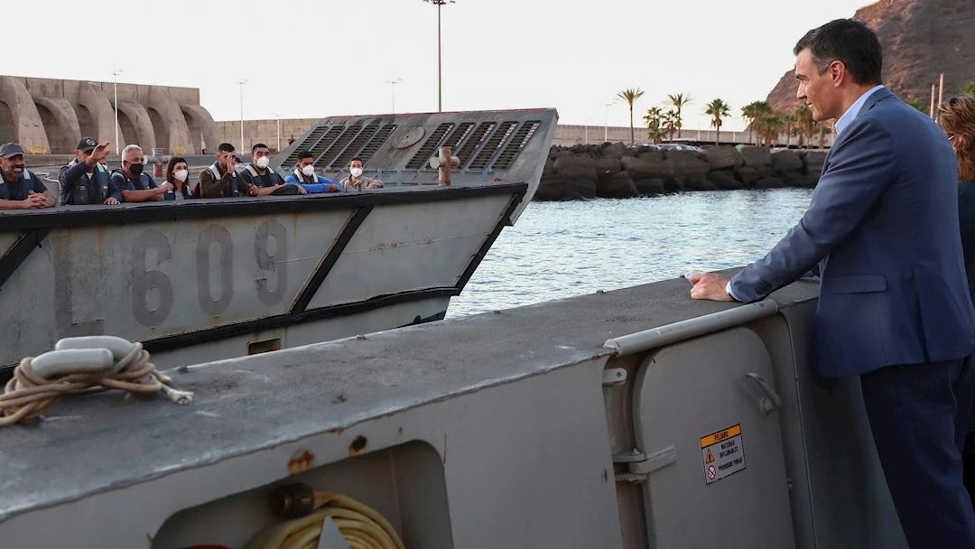 El presidente del Gobierno, Pedro Sánchez (d), visita este viernes a bordo de una barcaza de la Armada la zona costera afectada por las coladas del volcán de Cumbre Vieja, en la isla de La Palma El presidente del Gobierno, Pedro Sánchez (d), visita este viernes a bordo de una barcaza de la Armada la zona costera afectada por las coladas del volcán de Cumbre Vieja, en la isla de La Palma