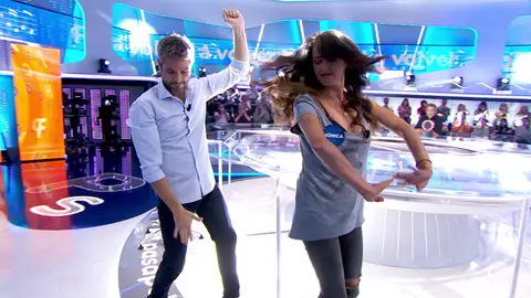 El baile de Roberto Leal y Mónica Estarreado para celebrar la victoria en ‘La Pista’ El baile de Roberto Leal y Mónica Estarreado para celebrar la victoria en ‘La Pista’