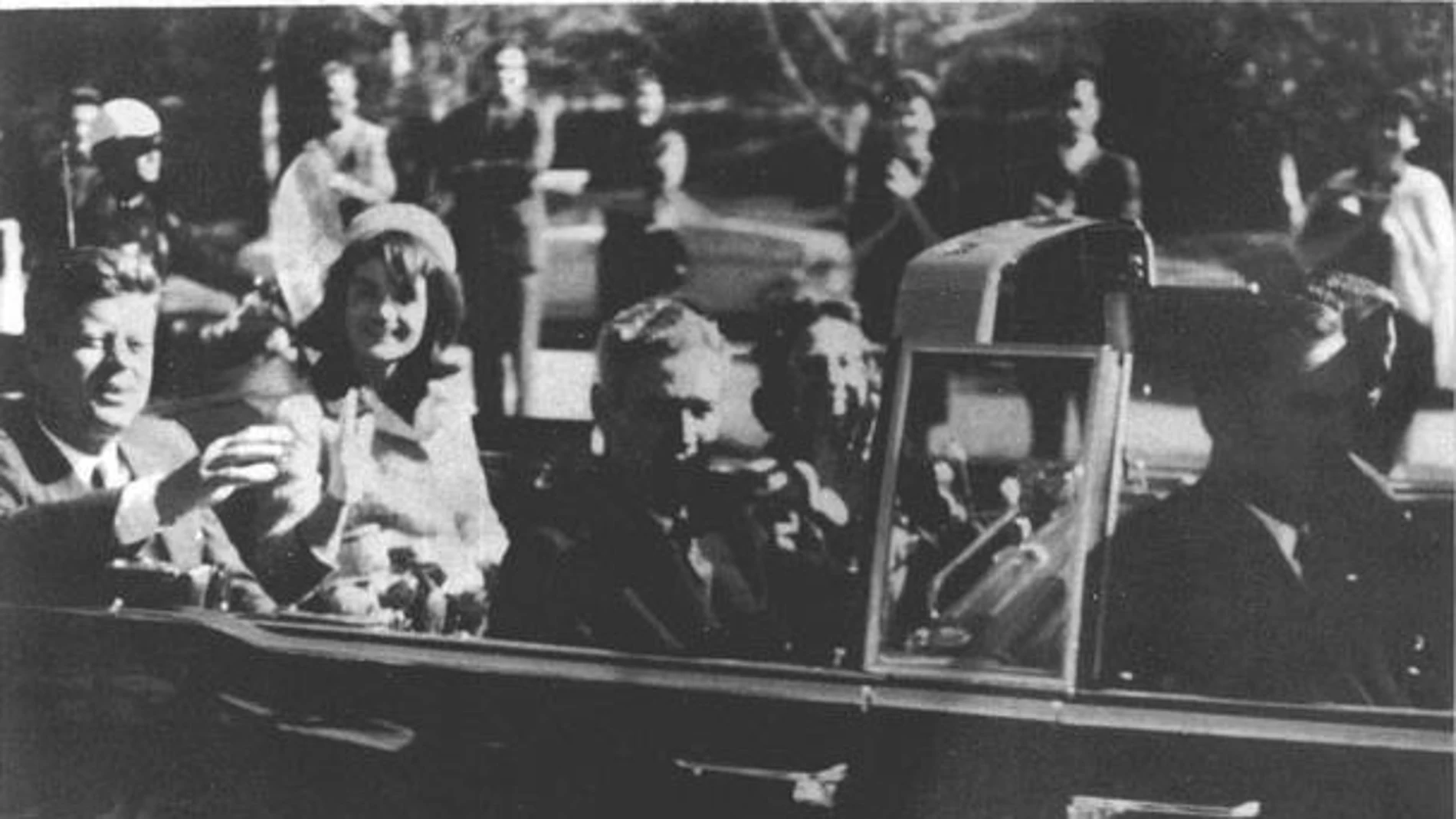 El presidente Kennedy y la primera dama Jackie Kennedy, momentos antes del asesinato de él en 1963