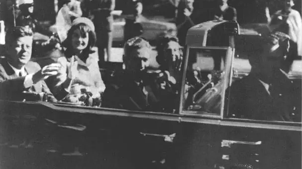 El presidente Kennedy y la primera dama Jackie Kennedy, momentos antes del asesinato de él en 1963 El presidente Kennedy y la primera dama Jackie Kennedy, momentos antes del asesinato de él en 1963