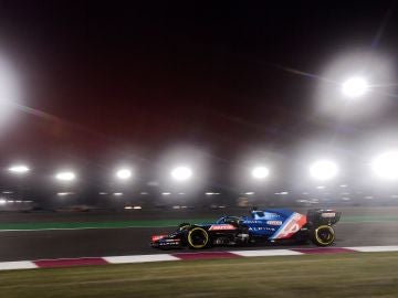 Fernando Alonso: "Es genial pilotar en este circuito, mañana apuntaremos a la Q3"
