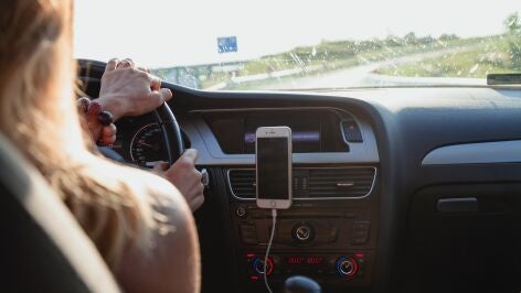 Una mujer conduciendo