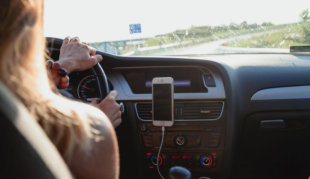 Una mujer conduciendo