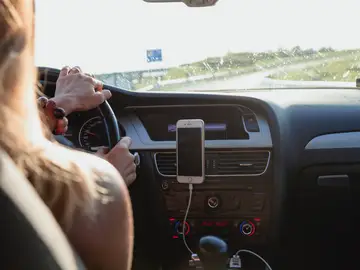 Una mujer conduciendo Una mujer conduciendo