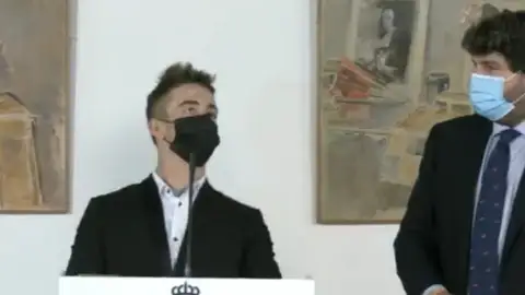 Pedro Acosta se desmaya en un acto con López Miras en Murcia y este evita que se caiga al suelo Pedro Acosta se desmaya en un acto con López Miras en Murcia y este evita que se caiga al suelo