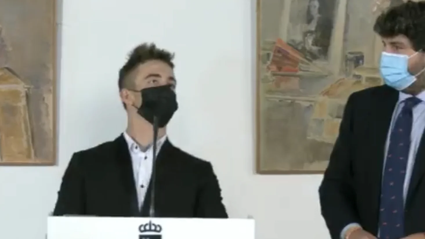 Pedro Acosta se desmaya en un acto con López Miras en Murcia y este evita que se caiga al suelo Pedro Acosta se desmaya en un acto con López Miras en Murcia y este evita que se caiga al suelo