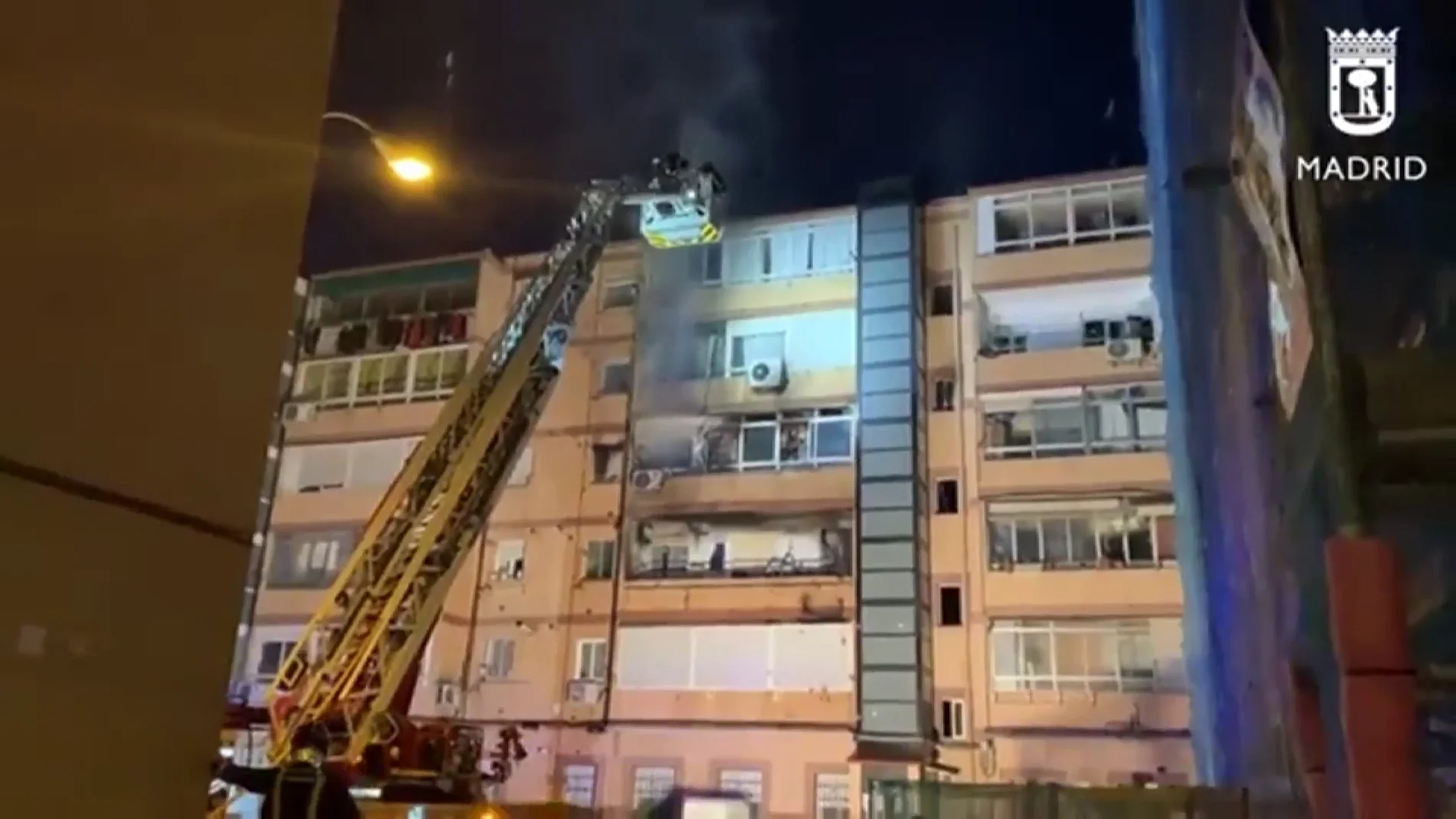 7 intoxicados en un aparatoso incendio de una vivienda en Madrid