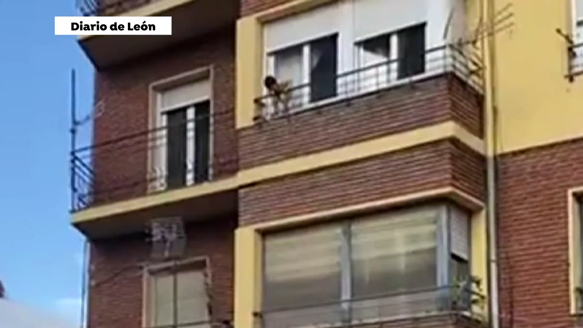 Un niño es salvado in extremis cuando jugaba en el balcón en León