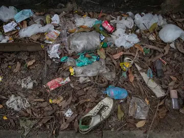 Un vecino con síndrome de Diógenes acumula basura desde hace años en Cercedilla, Madrid. Un vecino con síndrome de Diógenes acumula basura desde hace años en Cercedilla, Madrid.