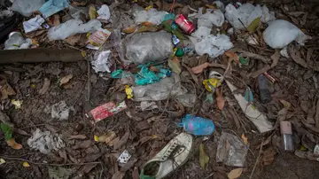 Un vecino con síndrome de Diógenes acumula basura desde hace años en Cercedilla, Madrid. Un vecino con síndrome de Diógenes acumula basura desde hace años en Cercedilla, Madrid.