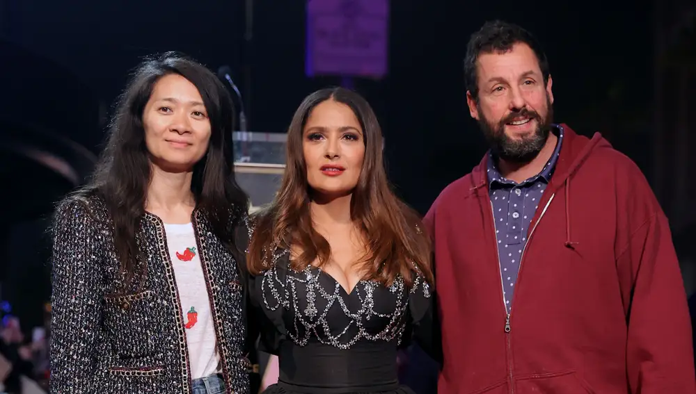 Chloé Zhao, Salma Hayek y Adam Sandler en el Paseo de la Fama de Hollywood