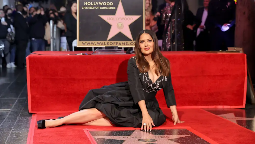 Salma Hayek recibiendo su estrella en el Paseo de la Fama de Hollywood