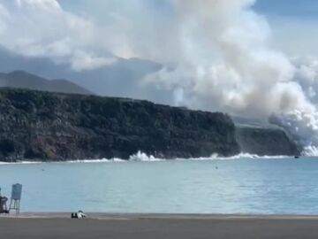 La Policía desaloja a un hombre que posaba semidesnudo frente al volcán de La Palma