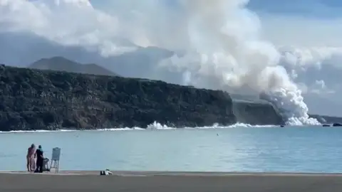 La Policía desaloja a un hombre que posaba semidesnudo frente al volcán de La Palma La Policía desaloja a un hombre que posaba semidesnudo frente al volcán de La Palma