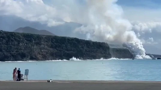La Policía desaloja a un hombre que posaba semidesnudo frente al volcán de La Palma La Policía desaloja a un hombre que posaba semidesnudo frente al volcán de La Palma