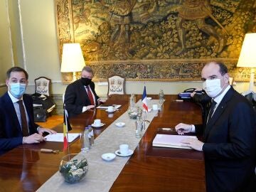 El primer ministro francés da positivo en coronavirus y medio Gobierno belga se confina tras reunirse con él. 