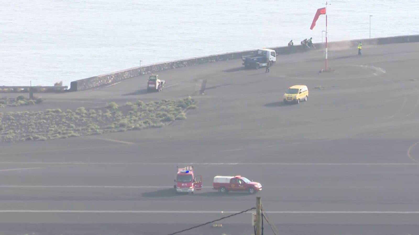 El aeropuerto de La Palma sigue cerrado por cuarto día debido a la expulsión de ceniza del volcán
