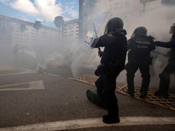 Batalla campal entre manifestantes y Policía en el octavo día de huelga en Cádiz