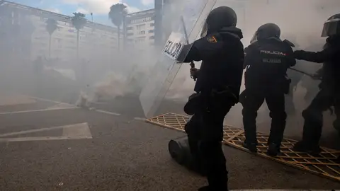 Batalla campal entre manifestantes y Policía en el octavo día de huelga en Cádiz Batalla campal entre manifestantes y Policía en el octavo día de huelga en Cádiz
