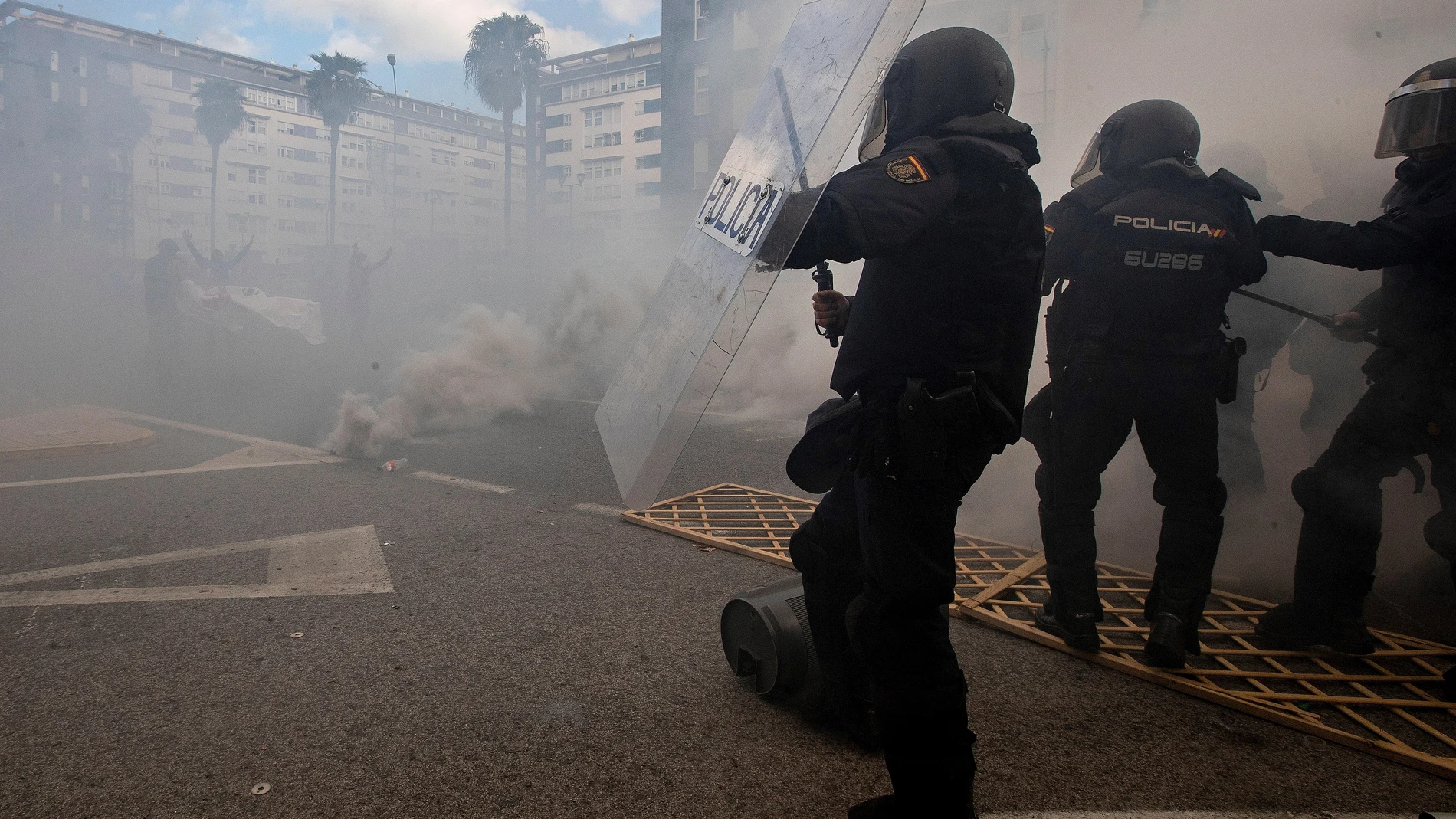 Batalla campal entre manifestantes y Policía en el octavo día de huelga en Cádiz
