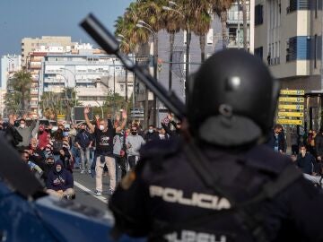 Los trabajadores del metal de Cádiz vuelven a salir a las calles. Es el octavo día que lo hacen desde que comenzaron las protestas para exigir un acuerdo entre patronal y sindicatos.