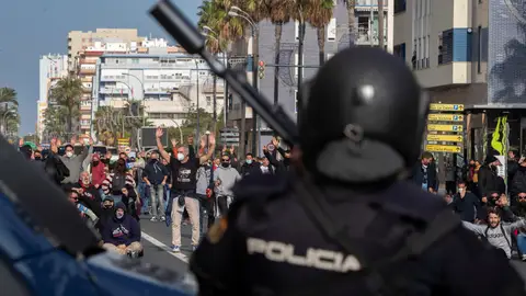 Los trabajadores del metal de Cádiz vuelven a salir a las calles. Es el octavo día que lo hacen desde que comenzaron las protestas para exigir un acuerdo entre patronal y sindicatos. Los trabajadores del metal de Cádiz vuelven a salir a las calles. Es el octavo día que lo hacen desde que comenzaron las protestas para exigir un acuerdo entre patronal y sindicatos.