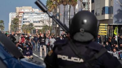 Las imágenes de los enfrentamientos y disturbios en el octavo día de huelga del metal en Cádiz 