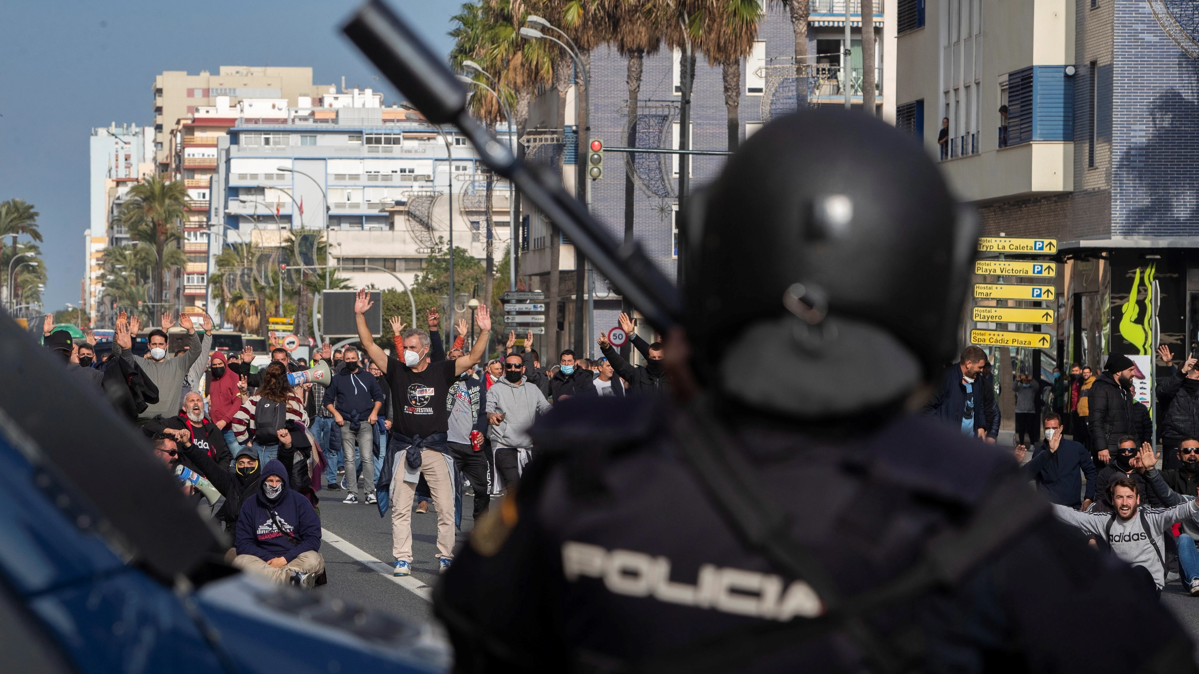 Los trabajadores del metal de Cádiz vuelven a salir a las calles. Es el octavo día que lo hacen desde que comenzaron las protestas para exigir un acuerdo entre patronal y sindicatos. Los trabajadores del metal de Cádiz vuelven a salir a las calles. Es el octavo día que lo hacen desde que comenzaron las protestas para exigir un acuerdo entre patronal y sindicatos.
