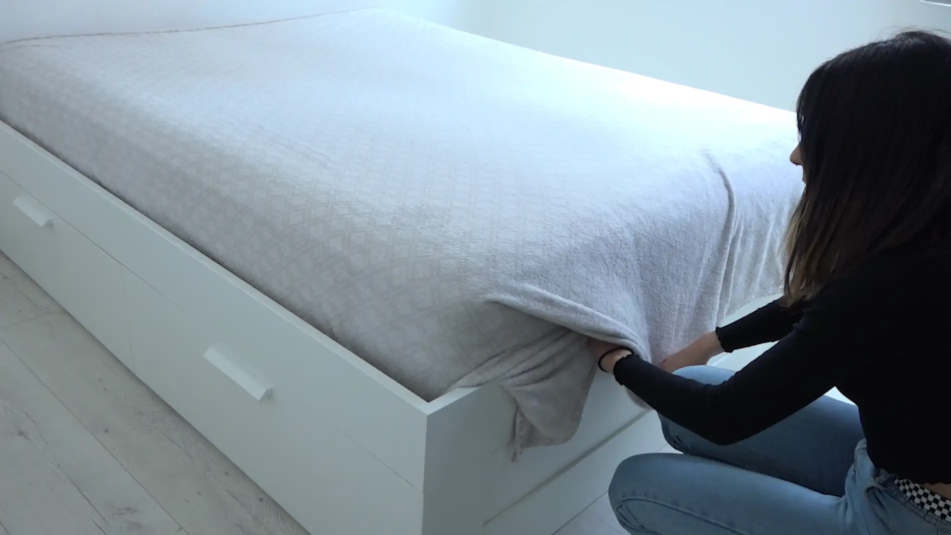 El truco de Tik Tok para meter la sábana debajo de la cama y que quede como  en un hotel