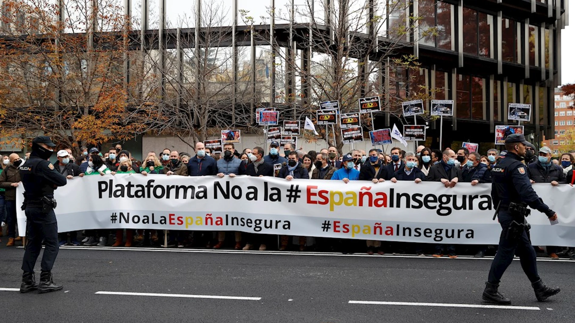 Concentración ante la delegación del Gobierno en Madrid convocada por la plataforma "No a la España insegura", para mostrar su rechazo a la reforma de la ley de Seguridad Ciudadana.