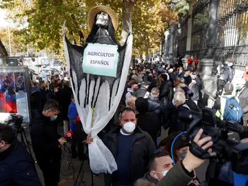 La protesta de los agricultores llega al ministerio: "Estamos en la ruina" La protesta de los agricultores llega al ministerio: "Estamos en la ruina"