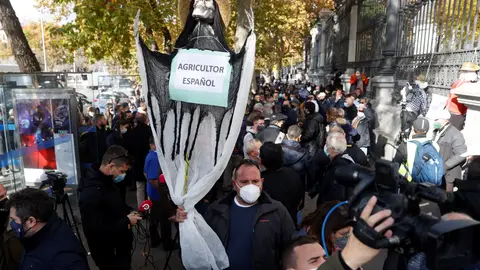 La protesta de los agricultores llega al ministerio: "Estamos en la ruina" La protesta de los agricultores llega al ministerio: "Estamos en la ruina"