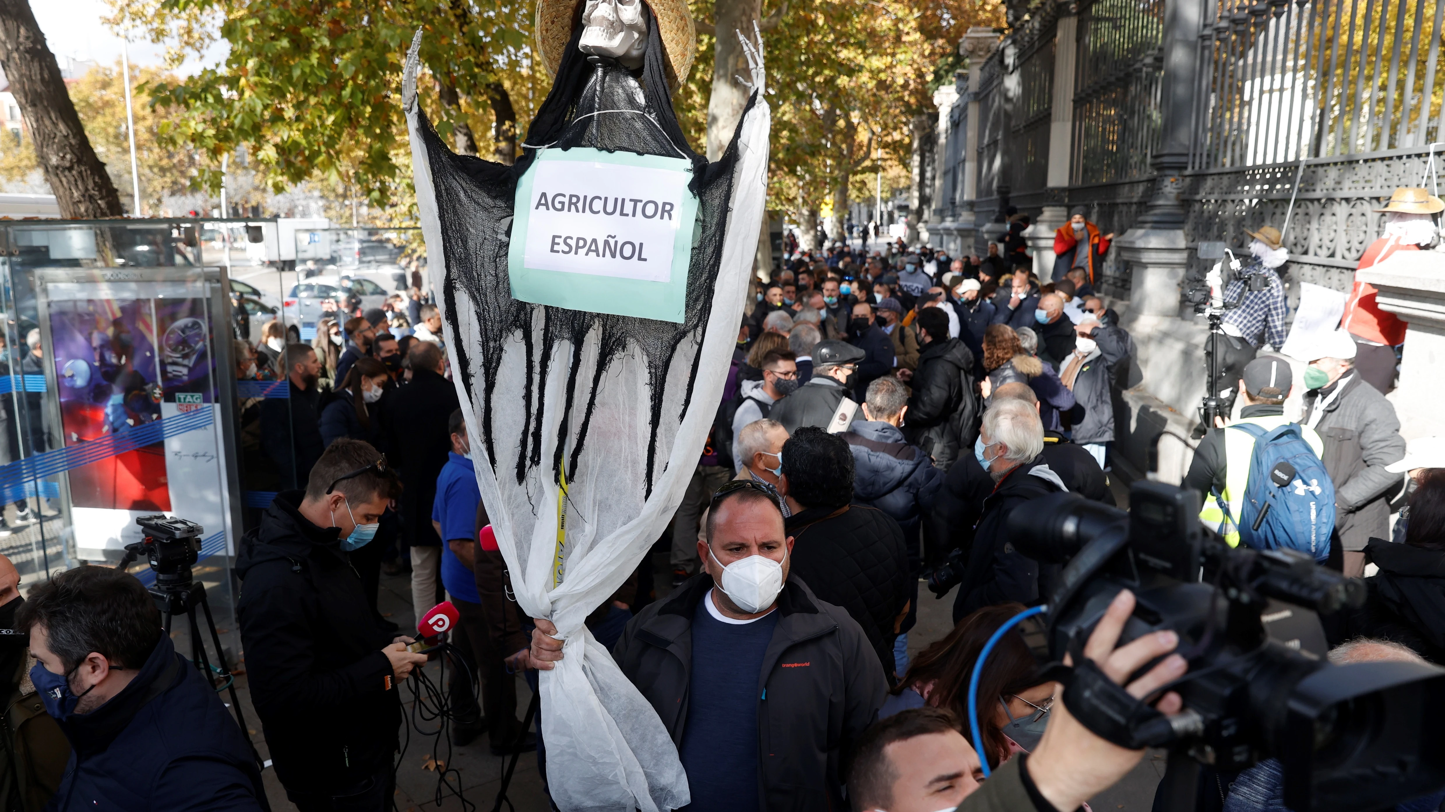 La protesta de los agricultores llega al ministerio: "Estamos en la ruina" La protesta de los agricultores llega al ministerio: "Estamos en la ruina"