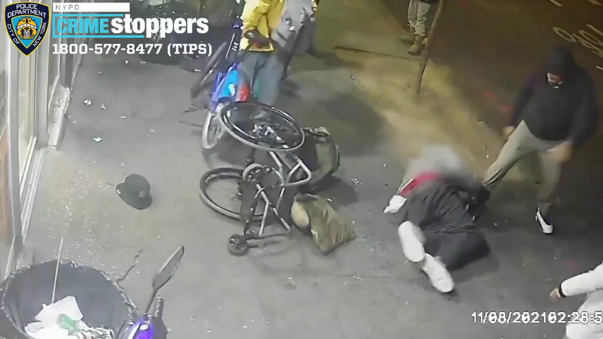 Dos individuos dan una paliza a un hombre en silla de ruedas