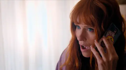 Morgane, desenfrenada hasta que… ¡recibe una llamada de emergencia! Morgane, desenfrenada hasta que… ¡recibe una llamada de emergencia!