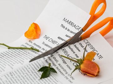 ¿Cómo influyen las familias en las separaciones y los divorcios?