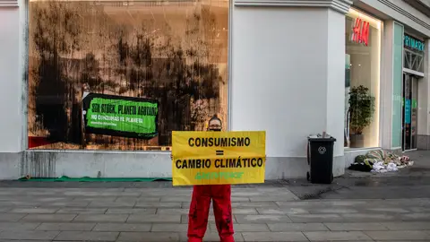 Acción de Greenpeace contra el Black Friday Acción de Greenpeace contra el Black Friday