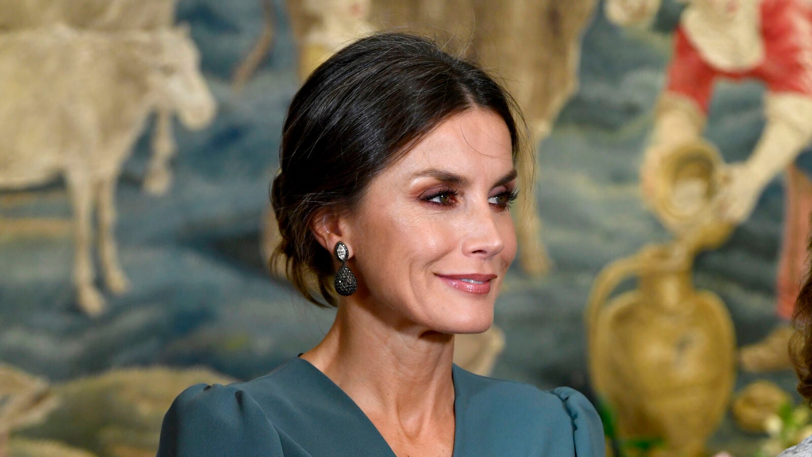 A la reina Letizia se le cae el bolso y descubrimos lo que lleva dentro