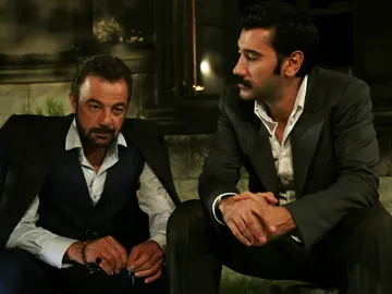 Yilmaz y Fekeli, capítulo 43 de 'Tierra Amarga' Yilmaz y Fekeli, capítulo 43 de 'Tierra Amarga'