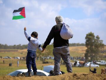 Un niño sujeta una bandera de Palestina. Efemérides de hoy 29 de noviembre de 2021