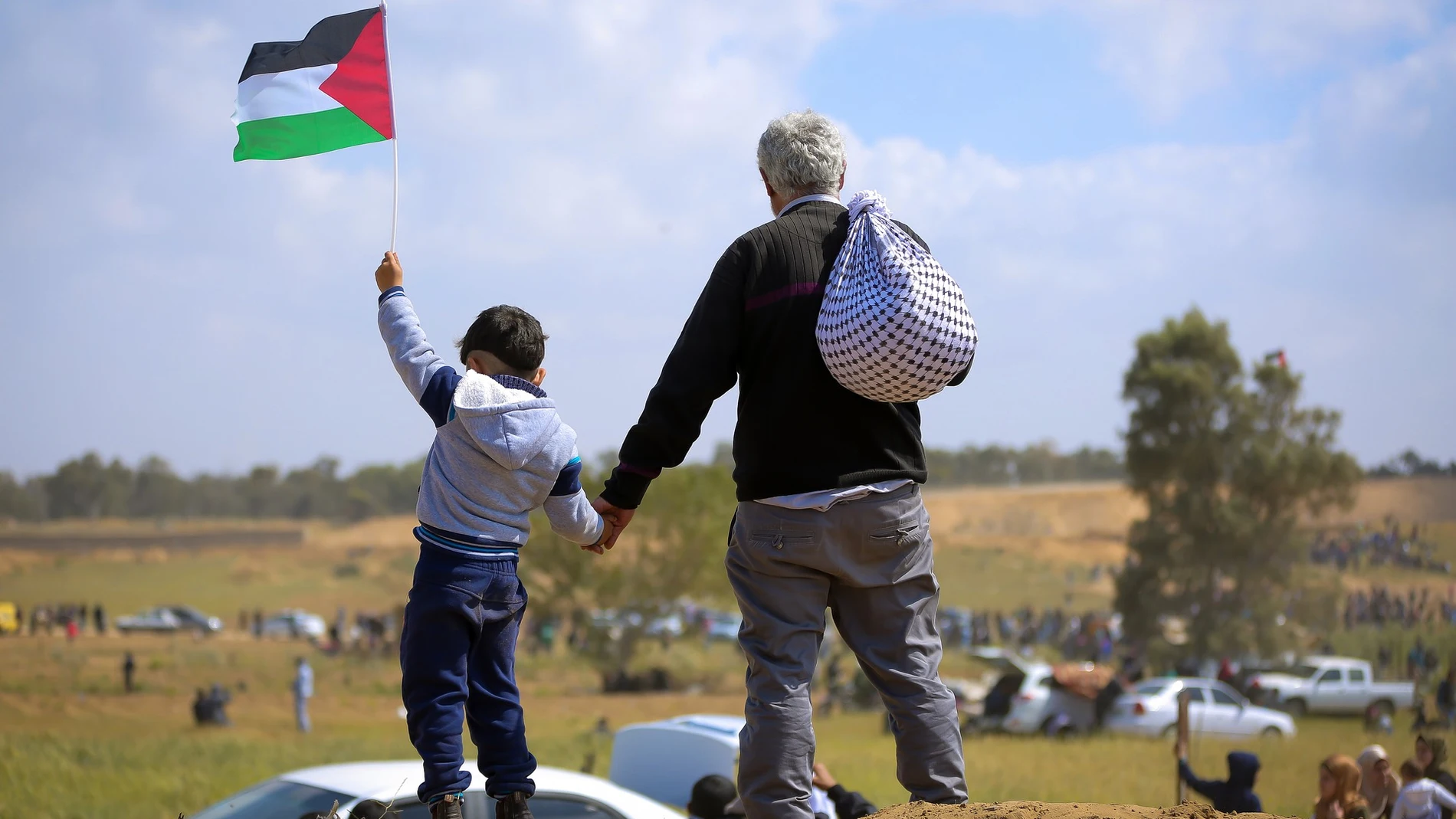 Un niño sujeta una bandera de Palestina. Efemérides de hoy 29 de noviembre de 2021