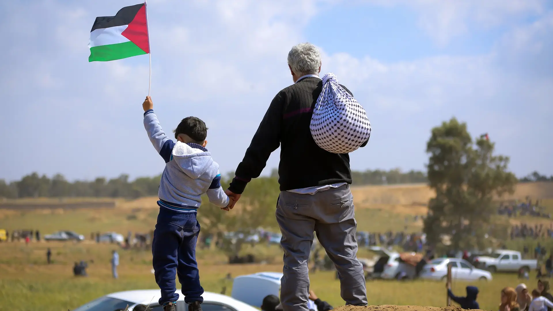 Un ni&ntilde;o sujeta una bandera de Palestina. Efem&eacute;rides de hoy 29 de noviembre de 2021