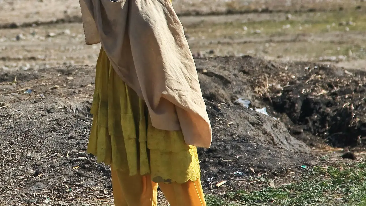 Un padre afgano vende a su hija de 5 años a un hombre de 52 años Un padre afgano vende a su hija de 5 años a un hombre de 52 años
