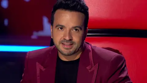 Un talent desarma a Luis Fonsi y se funden en un emotivo abrazo 'La Voz'